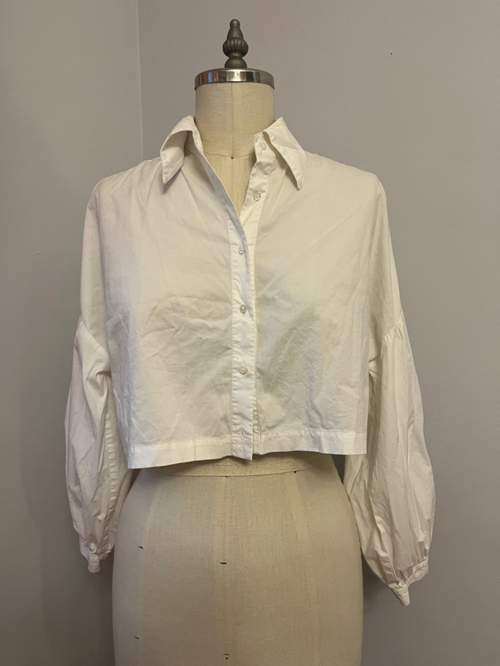 TWIN That’s What I Need Cropped White Button-Front Collared Women's